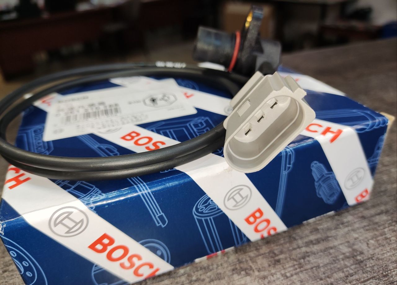 Датчик положения коленвала НОВЫЙ Bosch 0261210177
