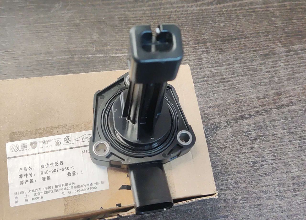 Датчик уровня масла Audi/VW 03C907660T 03C90766