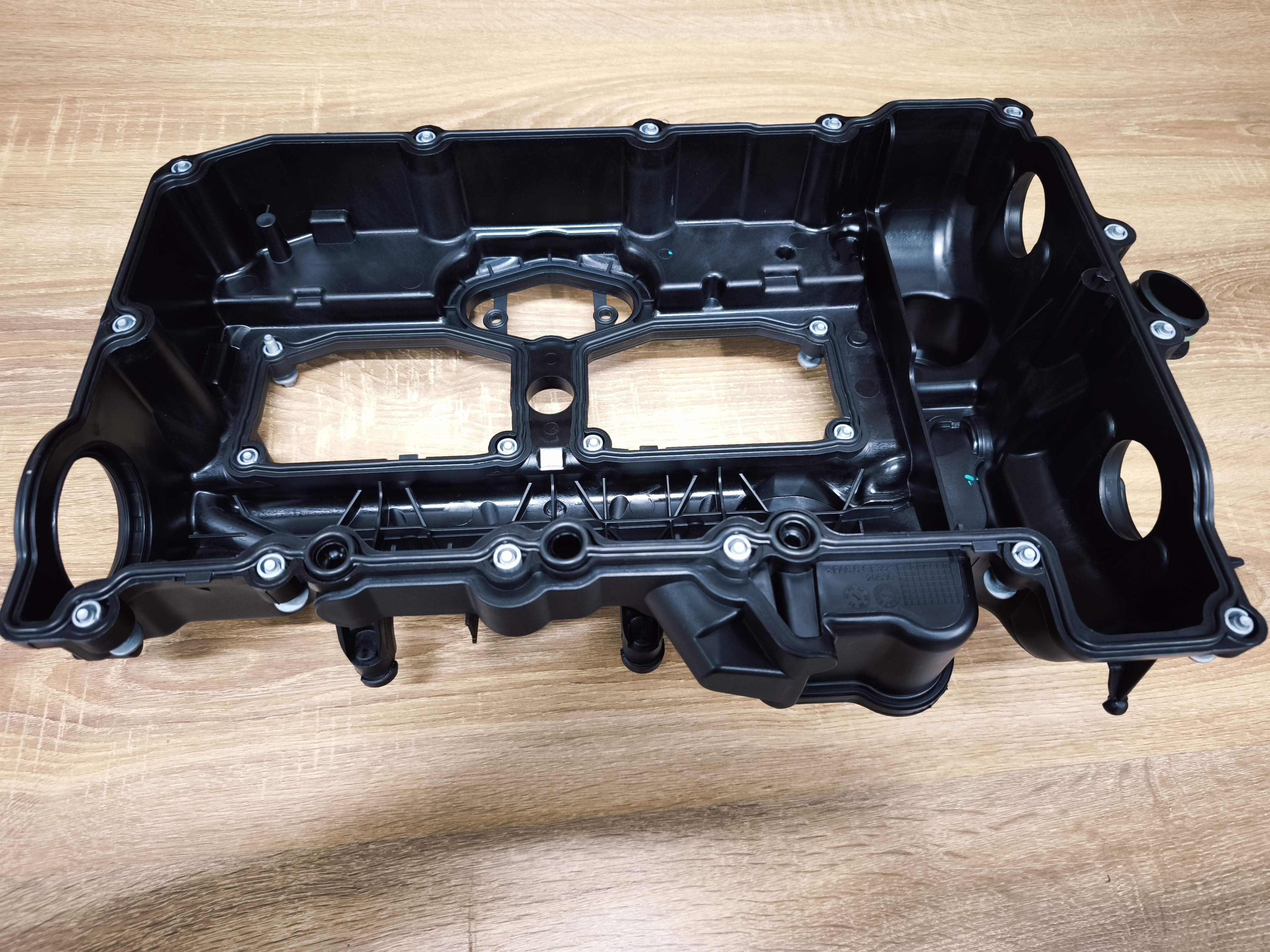Крышка клапанная MAHLE BMW1(F20)12-17 /3(F30/F80)11-18 /5(F10)11-16 N20B20A