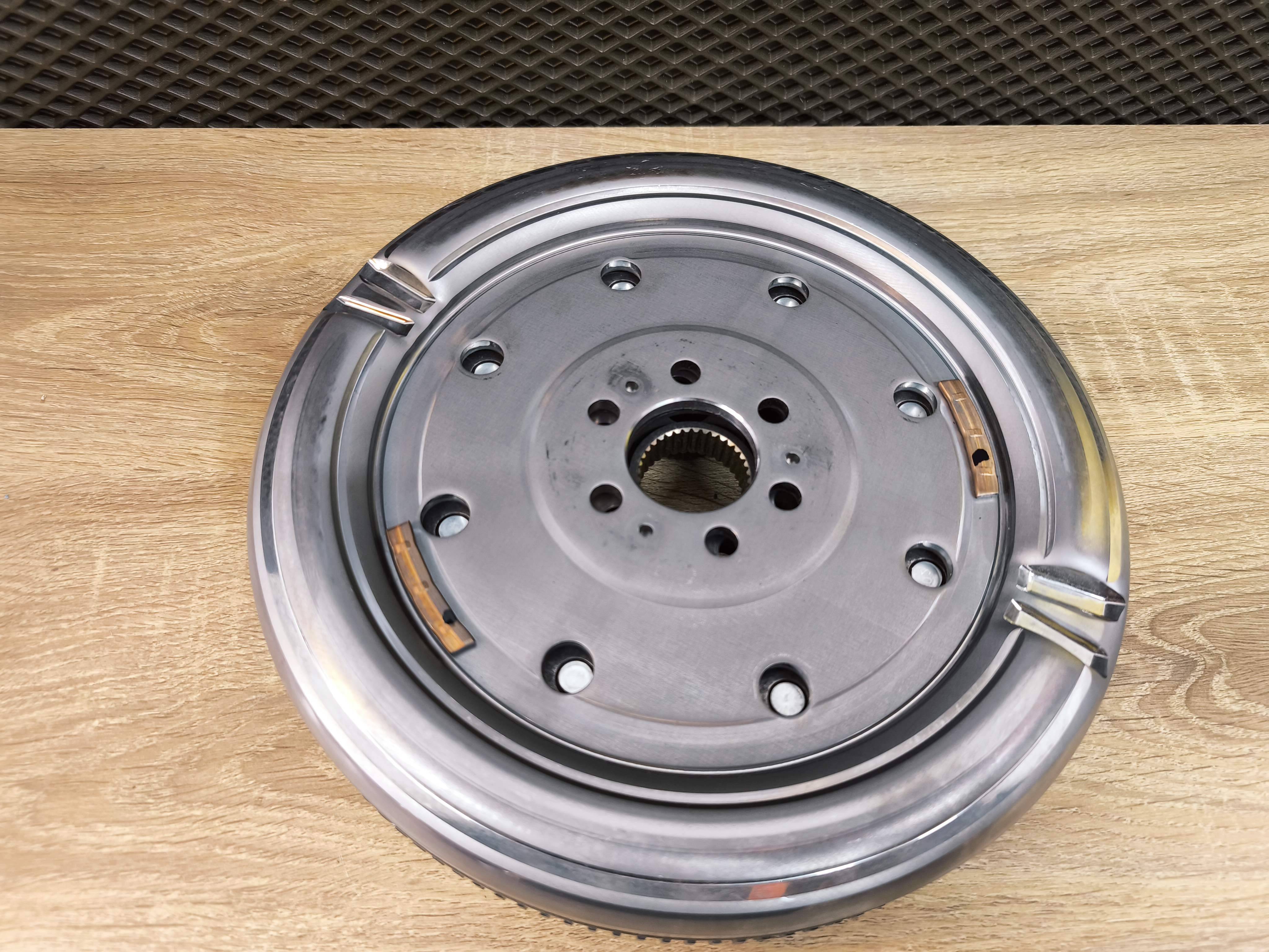 Маховик двухмассовый  LUK  Audi A3, VW Passat Golf Eos Jetta, Skoda SuperB Yeti 2.0TD
