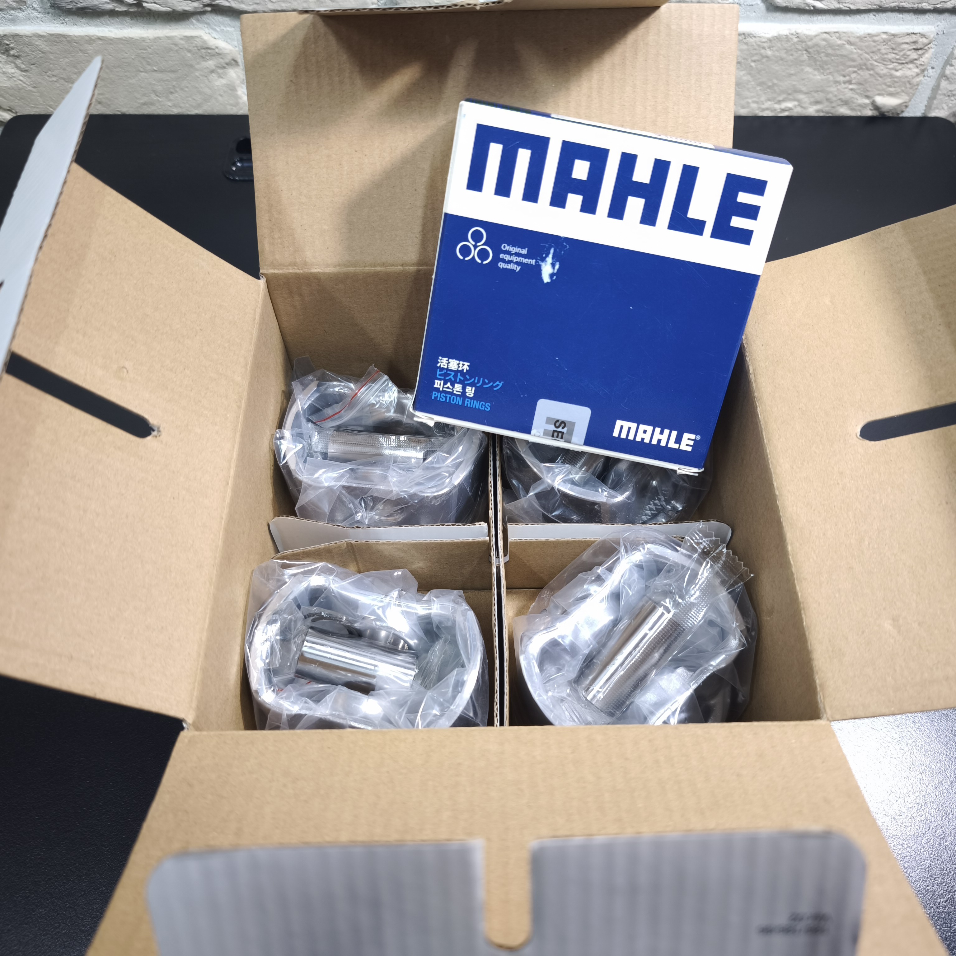 Комплект поршней MAHLE с кольцами VAG 1.6 BSE BGU BFQ